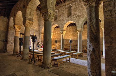 A Igreja de San Juan Bautista em Baños: Uma Jornada Visual através da Arte Visigótica!